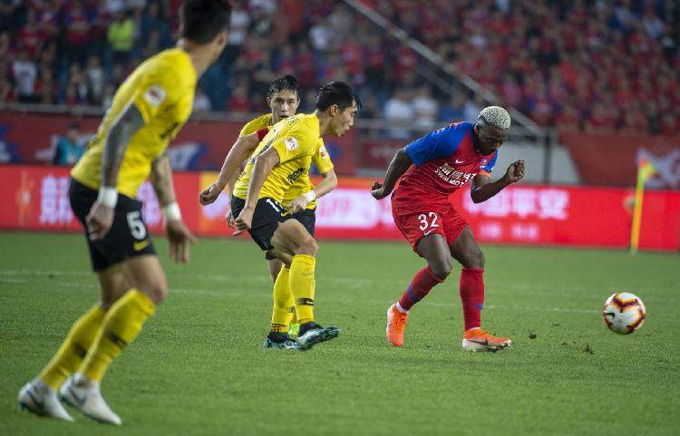 重庆斯威队对阵海南海口队，谁能笑到最后