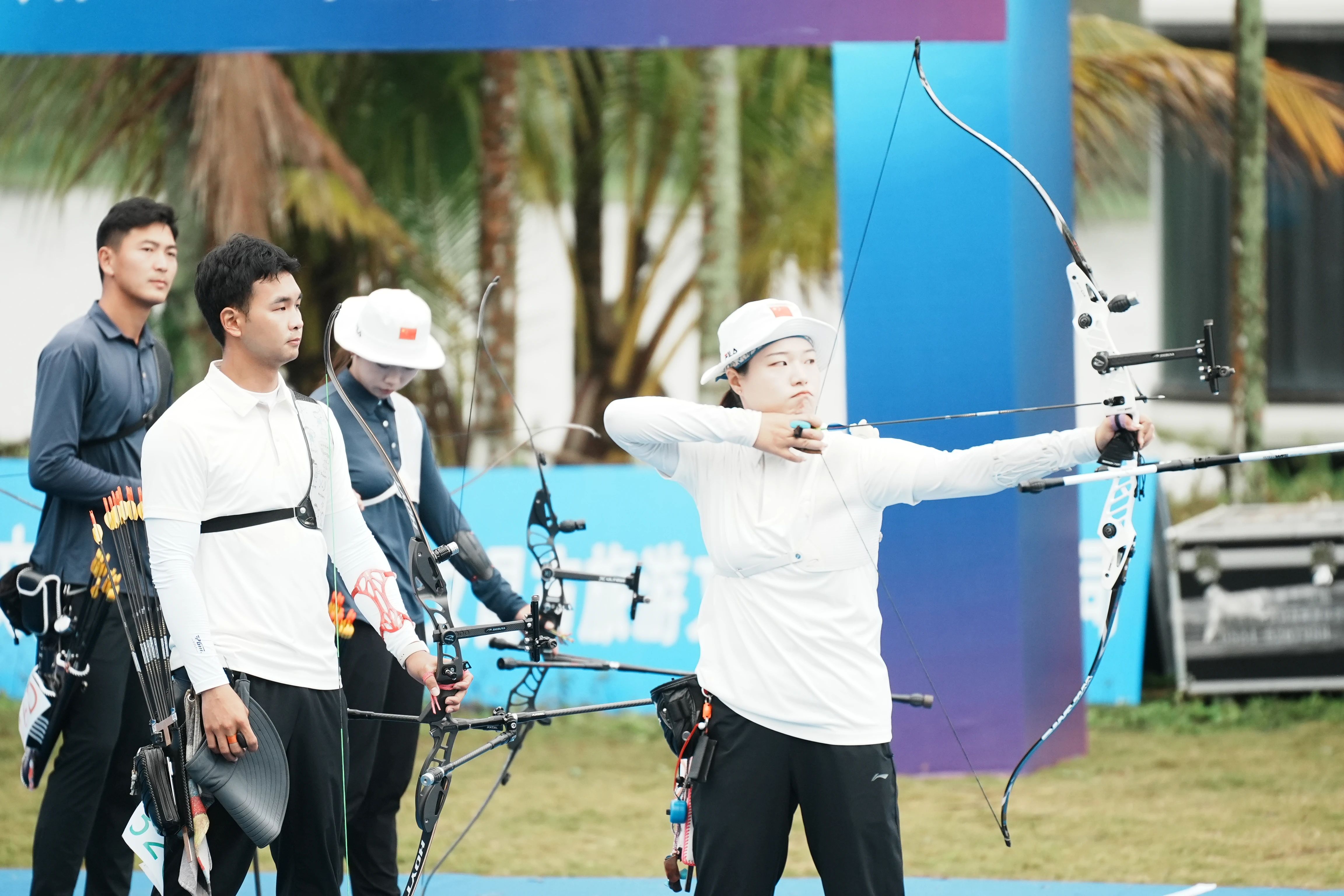 射箭比赛箭射中靶心，选手命中目标