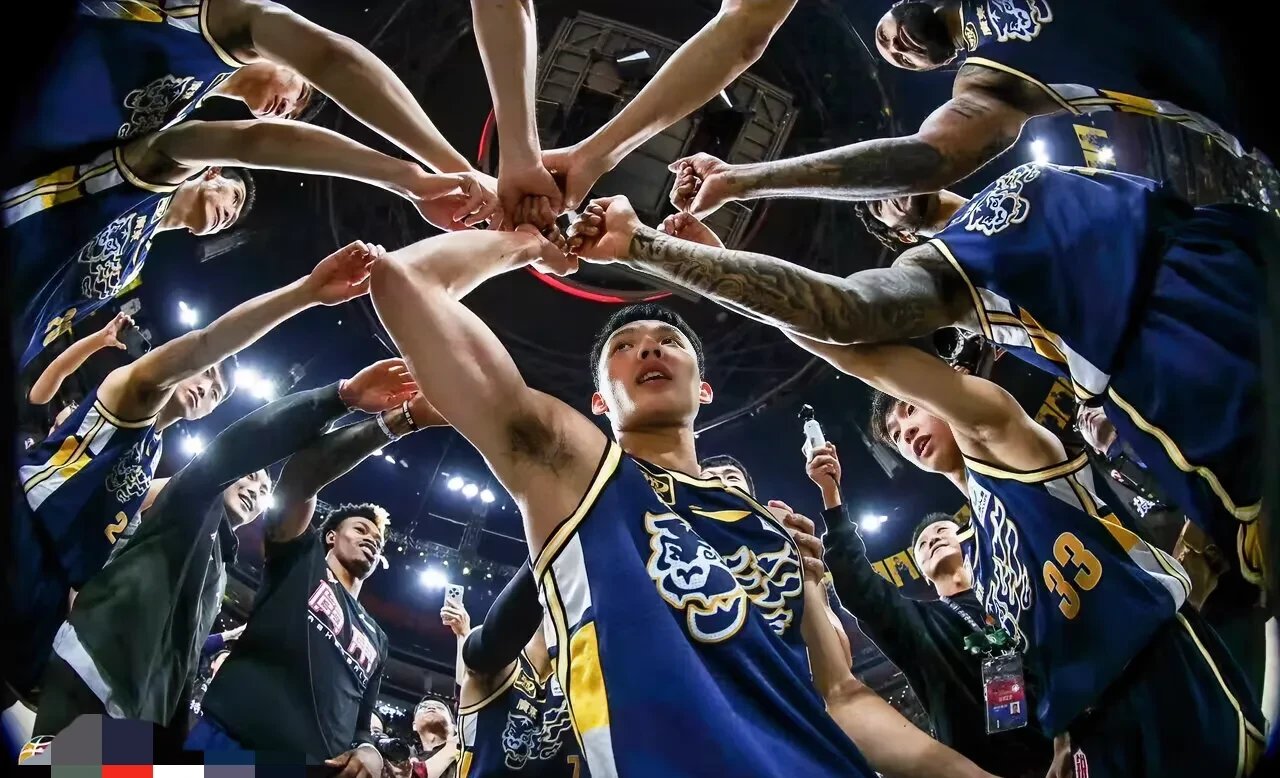 球员们全力以赴，奋力拼搏的瞬间