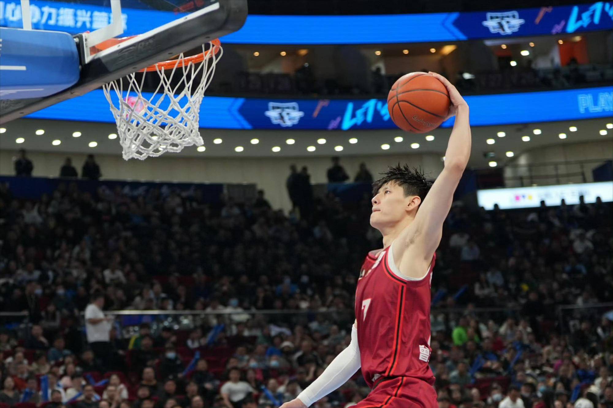 球员们全力以赴，奋力拼搏的瞬间