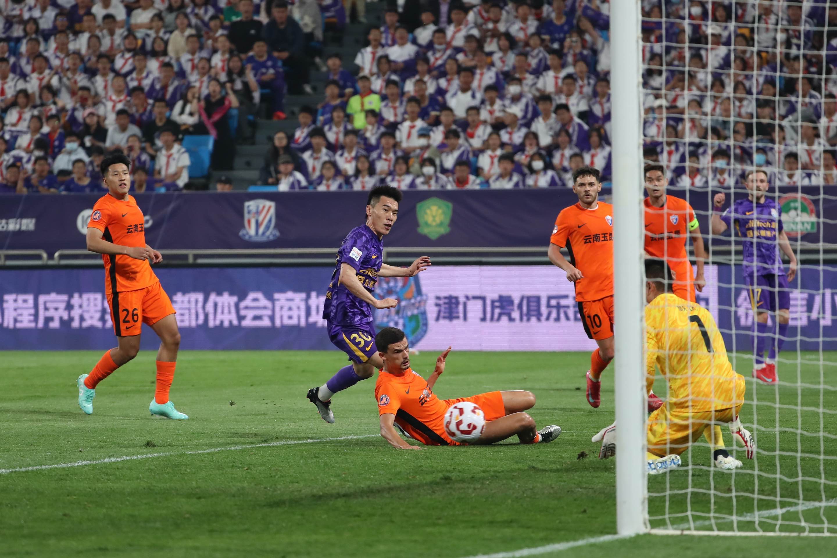 关于热闹纷呈的足球赛事，观众热情持续高涨的信息