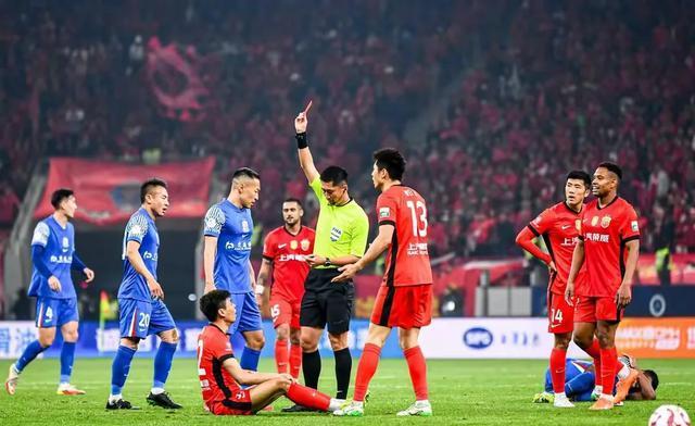 激烈对决！精彩瞬间引无数球迷关注的简单介绍