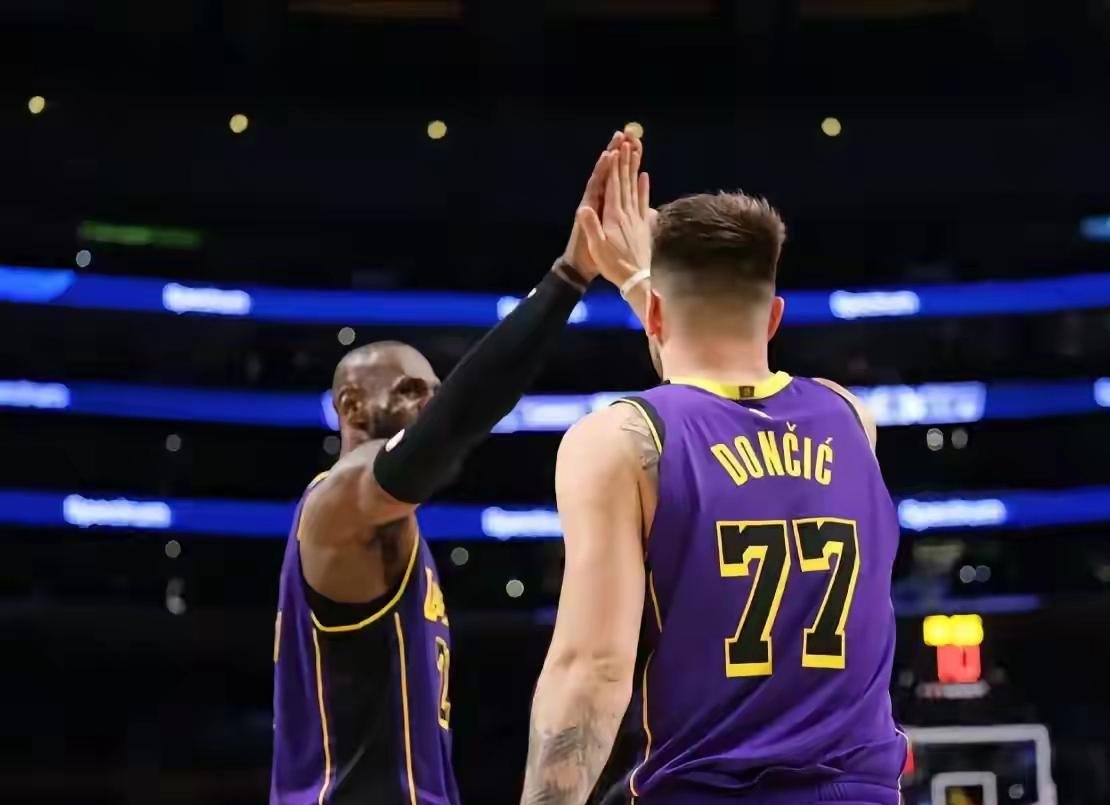 詹姆斯砍下三双，领导湖人大胜快船的简单介绍