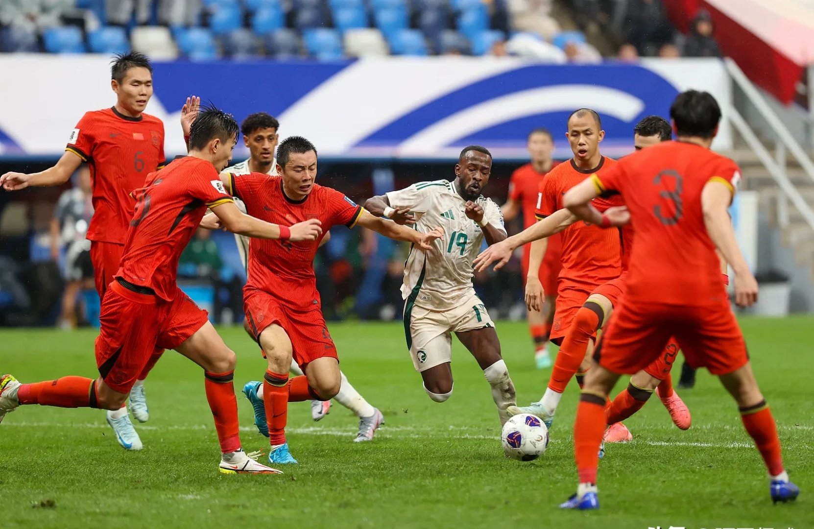 热情燃烧！球队比拼实力火药味浓烈