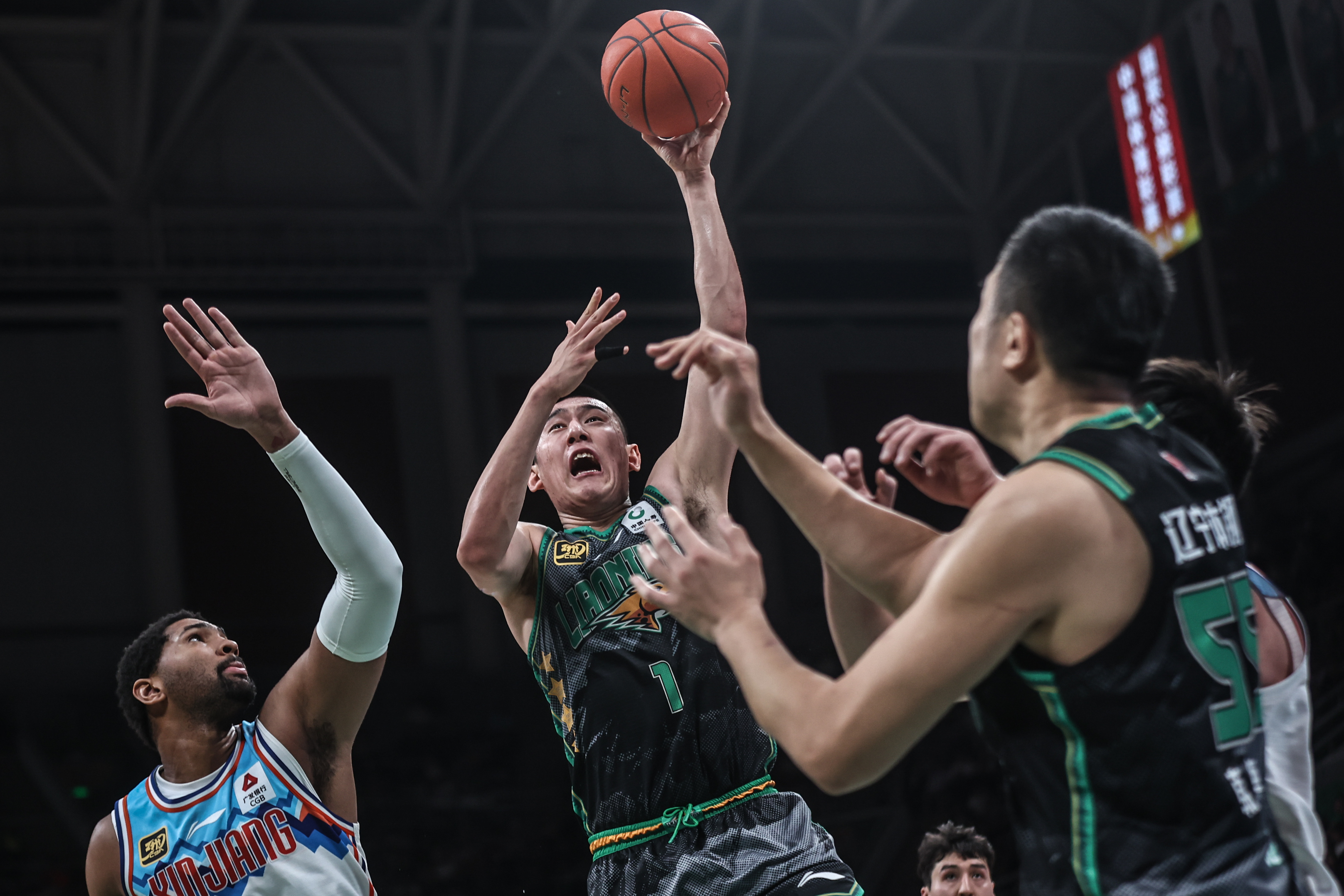 首钢队经历激烈比赛，最终战胜河北队