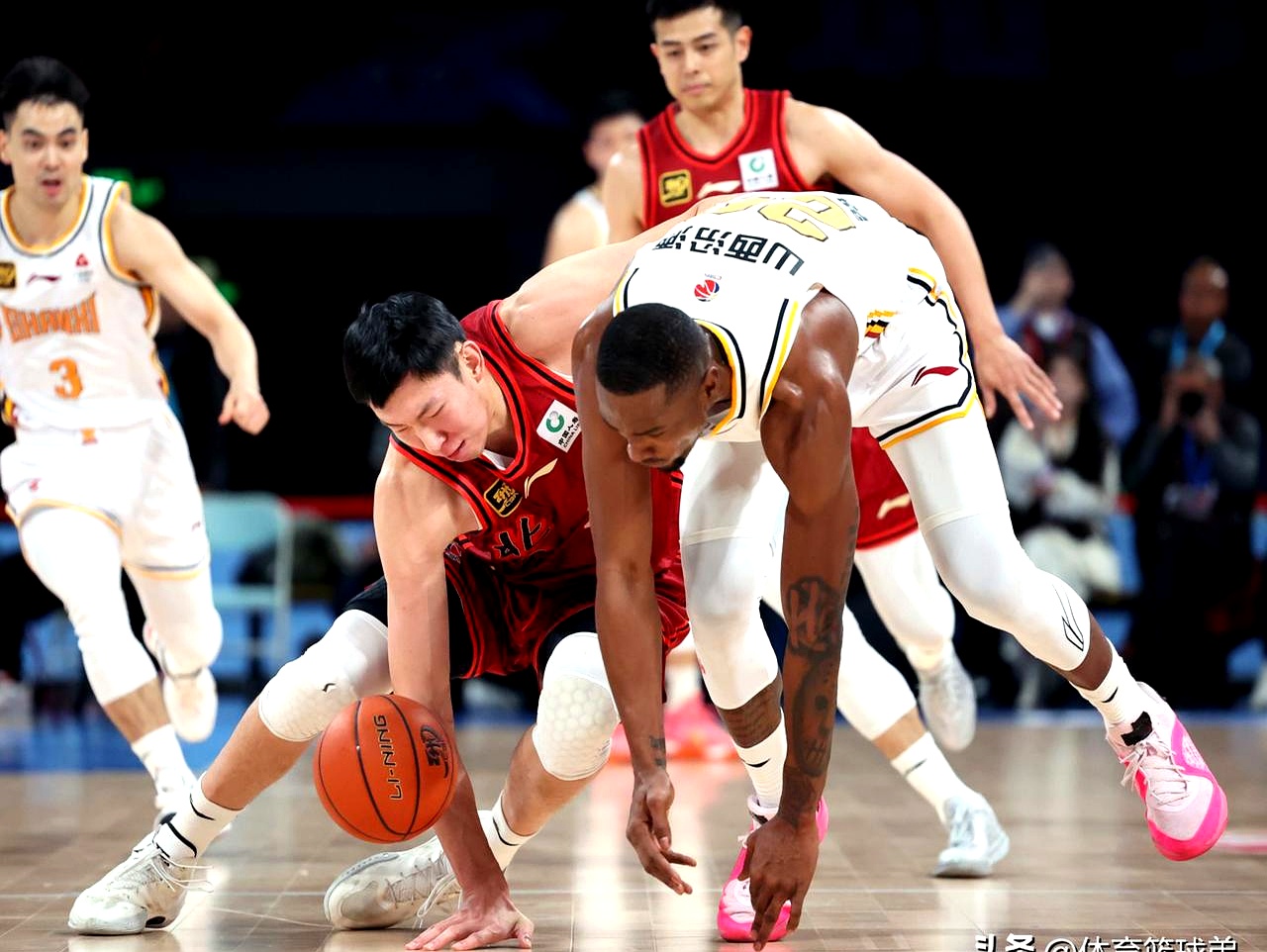 首钢队经历激烈比赛，最终战胜河北队