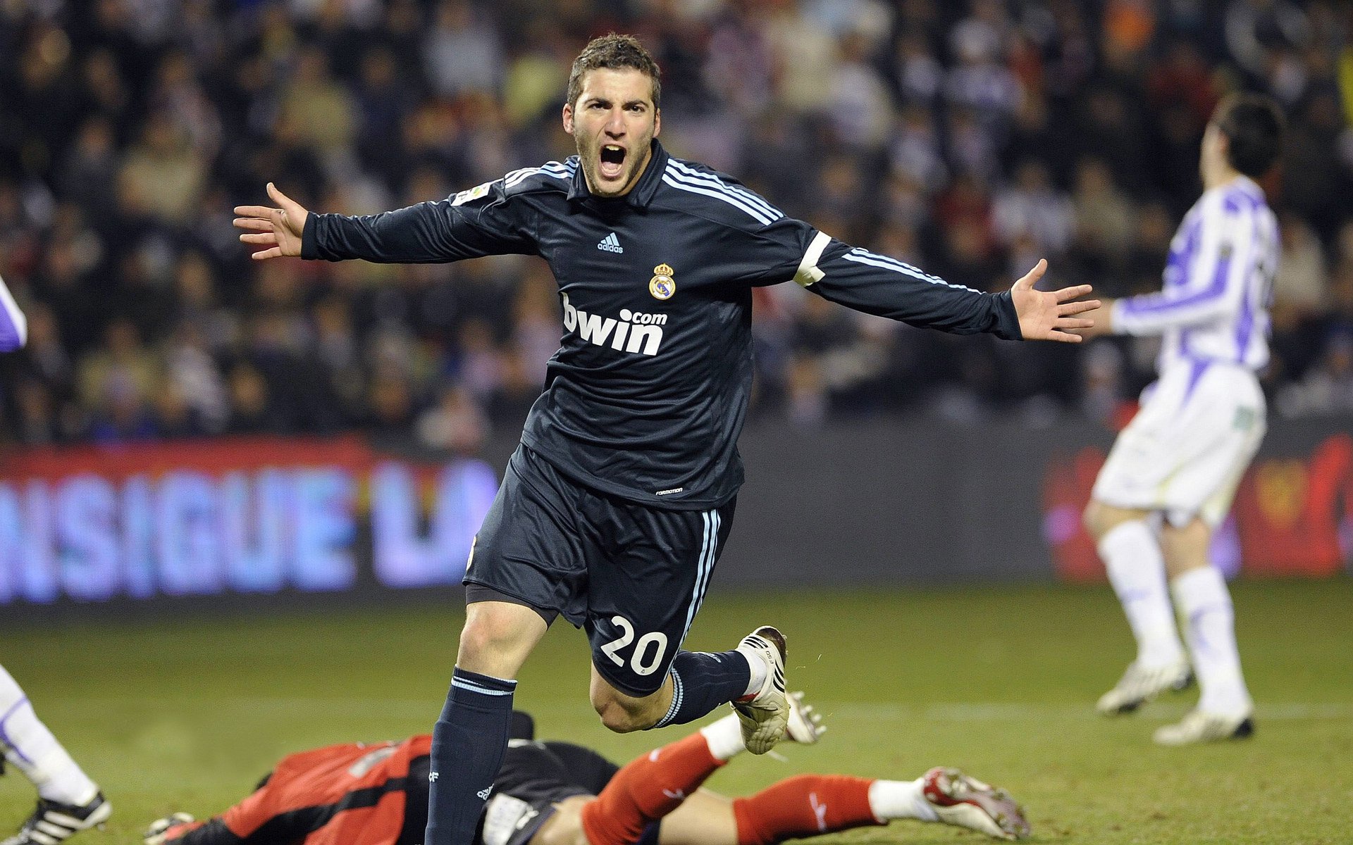 宿敌之战，詹姆斯末节觉醒，篮网加时险胜尼克斯